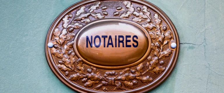 Combien coûte une succession chez le notaire : plaque professionnelle d’une étude notariale