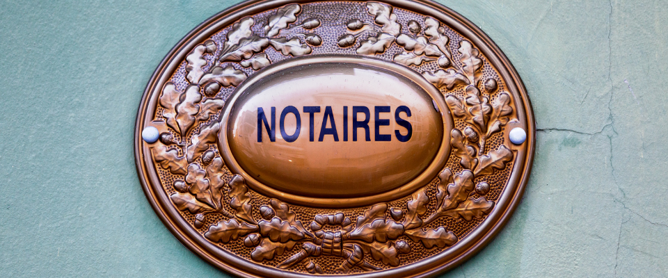 Combien coûte une succession chez le notaire : plaque professionnelle d’une étude notariale