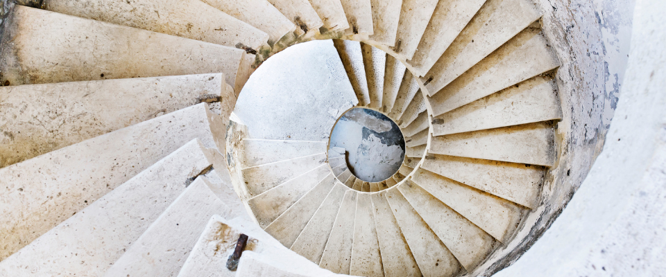Succession bloquée : escalier en colimaçon symbolisant les difficultés pour débloquer un héritage